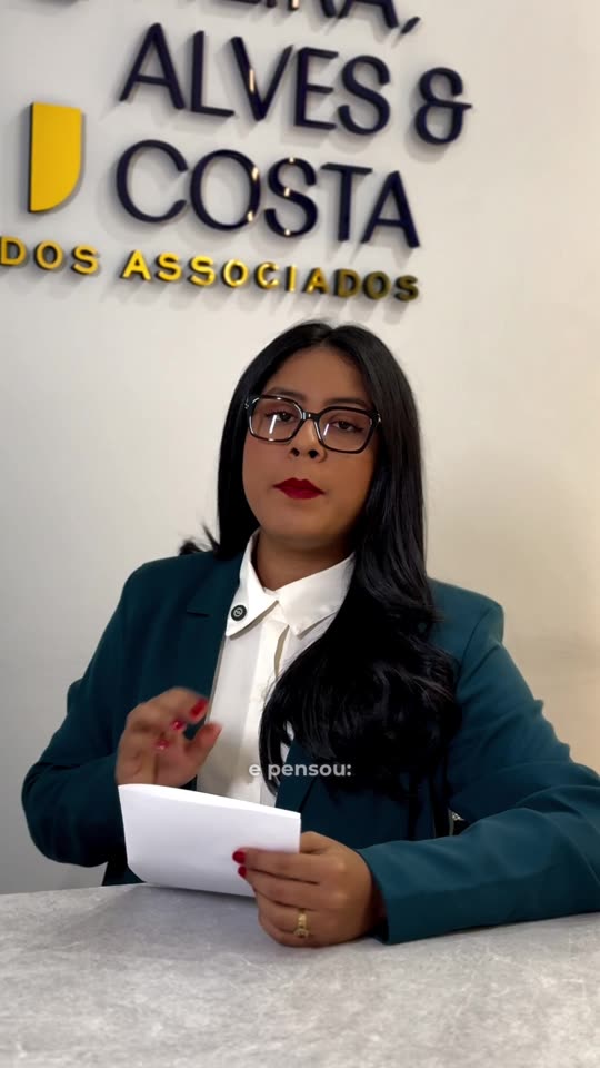 Advogada analisando documentos de trabalho no escritório