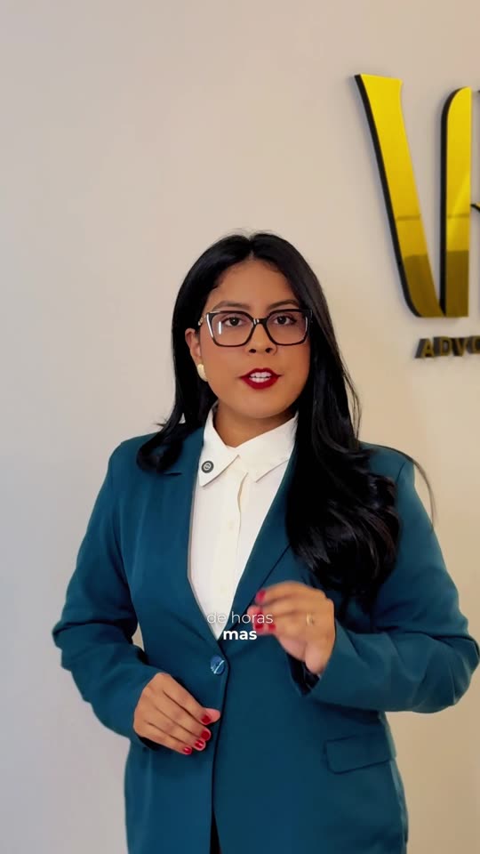 Advogada orientando sobre regras e procedimentos internos